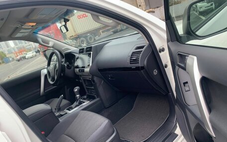 Toyota Land Cruiser Prado 150 рестайлинг 2, 2022 год, 6 100 000 рублей, 7 фотография