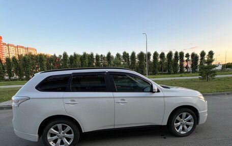 Mitsubishi Outlander III рестайлинг 3, 2013 год, 1 850 000 рублей, 2 фотография
