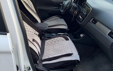 Mitsubishi Outlander III рестайлинг 3, 2013 год, 1 850 000 рублей, 10 фотография