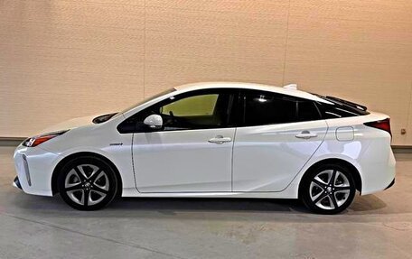 Toyota Prius IV XW50, 2022 год, 2 250 000 рублей, 2 фотография