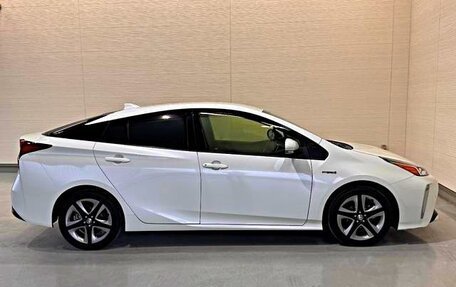 Toyota Prius IV XW50, 2022 год, 2 250 000 рублей, 6 фотография