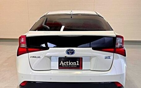 Toyota Prius IV XW50, 2022 год, 2 250 000 рублей, 4 фотография