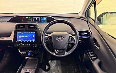 Toyota Prius IV XW50, 2022 год, 2 250 000 рублей, 10 фотография