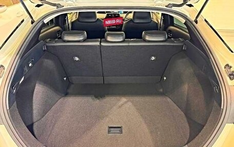 Toyota Prius IV XW50, 2022 год, 2 250 000 рублей, 24 фотография