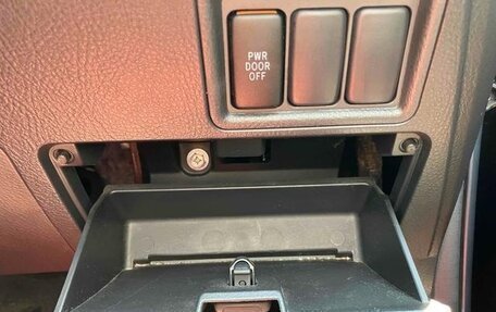 Toyota ISis I, 2012 год, 1 100 000 рублей, 20 фотография