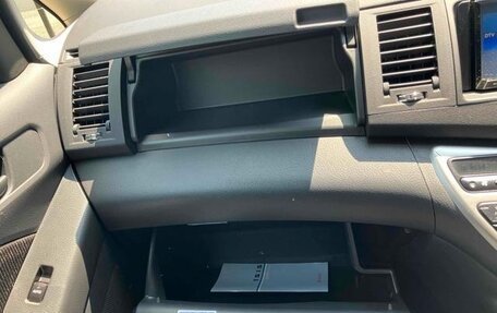 Toyota ISis I, 2012 год, 1 100 000 рублей, 26 фотография