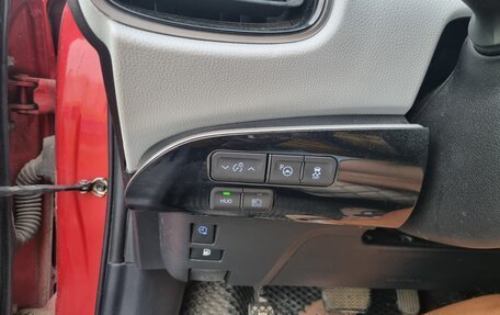 Toyota Prius IV XW50, 2018 год, 2 700 000 рублей, 7 фотография