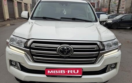 Toyota Land Cruiser 200, 2018 год, 6 800 000 рублей, 10 фотография