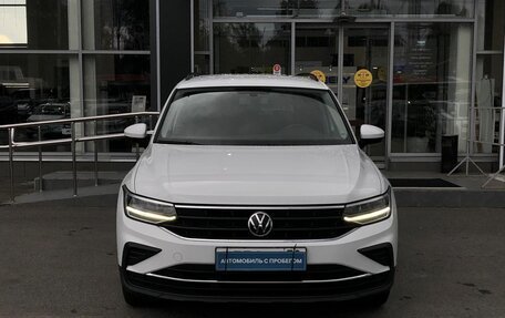 Volkswagen Tiguan II, 2020 год, 2 499 000 рублей, 2 фотография