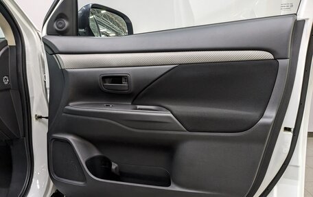 Mitsubishi Outlander III рестайлинг 3, 2015 год, 1 600 000 рублей, 9 фотография
