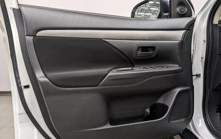 Mitsubishi Outlander III рестайлинг 3, 2015 год, 1 600 000 рублей, 5 фотография