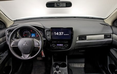Mitsubishi Outlander III рестайлинг 3, 2015 год, 1 600 000 рублей, 12 фотография
