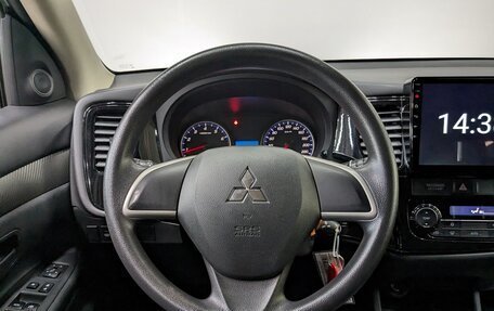 Mitsubishi Outlander III рестайлинг 3, 2015 год, 1 600 000 рублей, 13 фотография