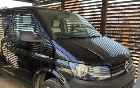 Volkswagen Caravelle T6 рестайлинг, 2017 год, 3 650 000 рублей, 1 фотография