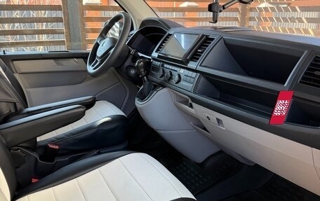 Volkswagen Caravelle T6 рестайлинг, 2017 год, 3 650 000 рублей, 2 фотография