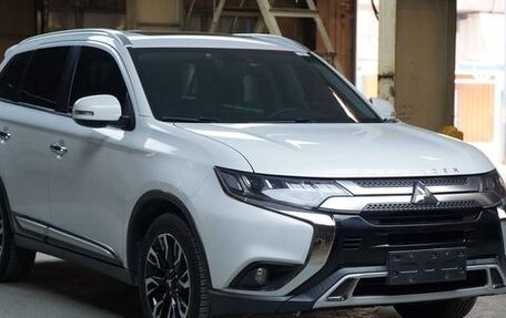 Mitsubishi Outlander III рестайлинг 3, 2021 год, 2 680 000 рублей, 3 фотография
