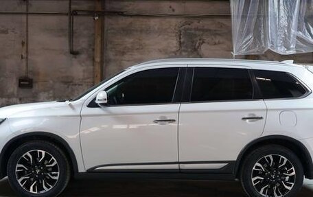 Mitsubishi Outlander III рестайлинг 3, 2021 год, 2 680 000 рублей, 4 фотография