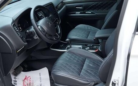Mitsubishi Outlander III рестайлинг 3, 2021 год, 2 680 000 рублей, 7 фотография