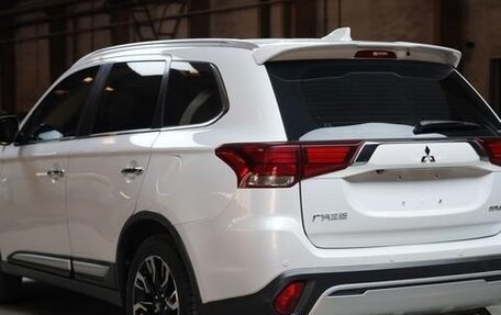 Mitsubishi Outlander III рестайлинг 3, 2021 год, 2 680 000 рублей, 5 фотография