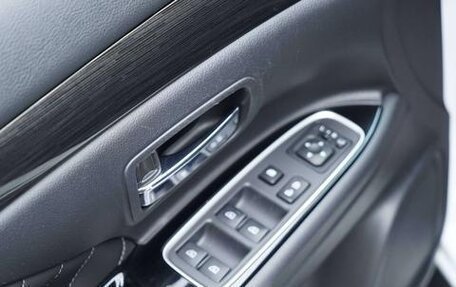 Mitsubishi Outlander III рестайлинг 3, 2021 год, 2 680 000 рублей, 11 фотография