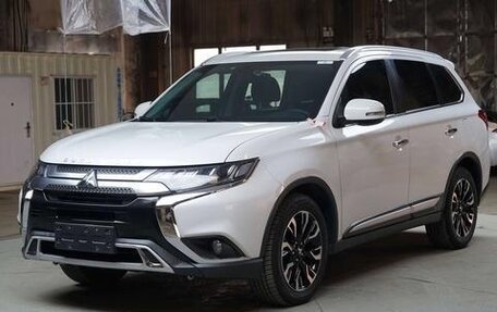 Mitsubishi Outlander III рестайлинг 3, 2021 год, 2 680 000 рублей, 6 фотография