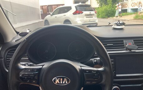 KIA Rio IV, 2018 год, 1 300 000 рублей, 2 фотография