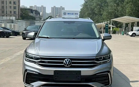 Volkswagen Tiguan II, 2021 год, 2 275 000 рублей, 2 фотография