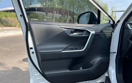Toyota RAV4, 2021 год, 2 075 000 рублей, 20 фотография