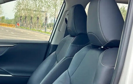 Toyota RAV4, 2021 год, 2 075 000 рублей, 18 фотография