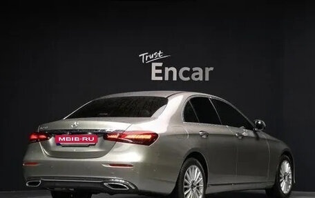 Mercedes-Benz E-Класс, 2022 год, 3 950 000 рублей, 2 фотография