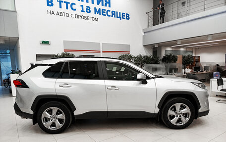 Toyota RAV4, 2021 год, 3 160 000 рублей, 8 фотография
