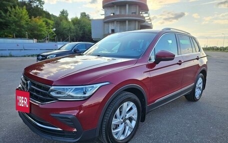 Volkswagen Tiguan II, 2021 год, 3 800 000 рублей, 2 фотография