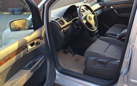 Volkswagen Touran III, 2008 год, 800 000 рублей, 20 фотография