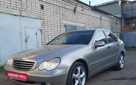 Mercedes-Benz C-Класс, 2004 год, 1 100 000 рублей, 5 фотография