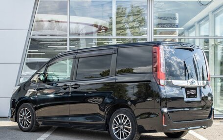 Toyota Noah III, 2015 год, 1 650 000 рублей, 2 фотография