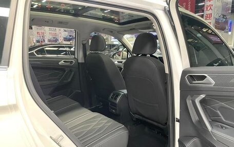 Volkswagen Tiguan II, 2022 год, 2 420 000 рублей, 3 фотография