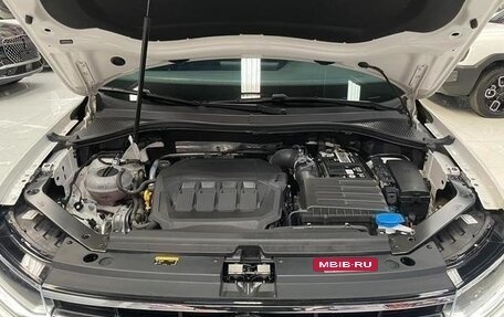 Volkswagen Tiguan II, 2022 год, 2 420 000 рублей, 7 фотография