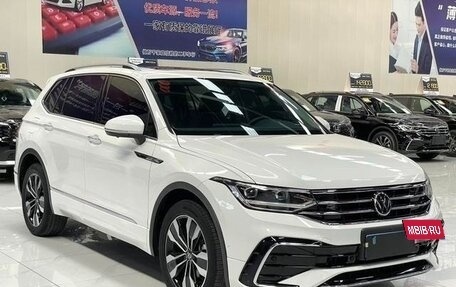 Volkswagen Tiguan II, 2022 год, 2 420 000 рублей, 9 фотография