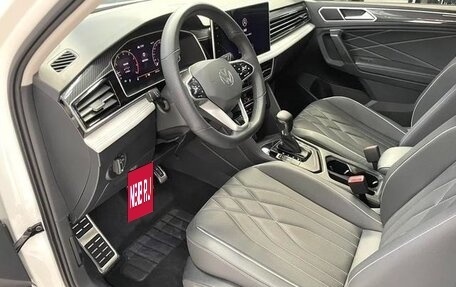 Volkswagen Tiguan II, 2022 год, 2 420 000 рублей, 14 фотография