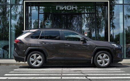 Toyota RAV4, 2021 год, 3 100 000 рублей, 4 фотография