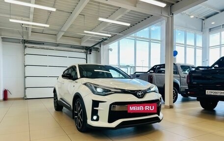 Toyota C-HR I рестайлинг, 2020 год, 2 799 900 рублей, 8 фотография
