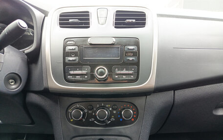 Renault Logan II, 2017 год, 895 000 рублей, 19 фотография
