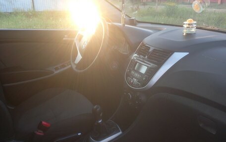 Hyundai Solaris II рестайлинг, 2011 год, 720 000 рублей, 12 фотография