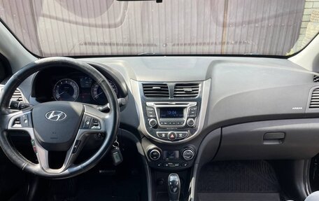 Hyundai Solaris II рестайлинг, 2015 год, 1 300 000 рублей, 3 фотография