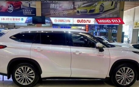 Toyota Highlander, 2022 год, 3 830 000 рублей, 4 фотография