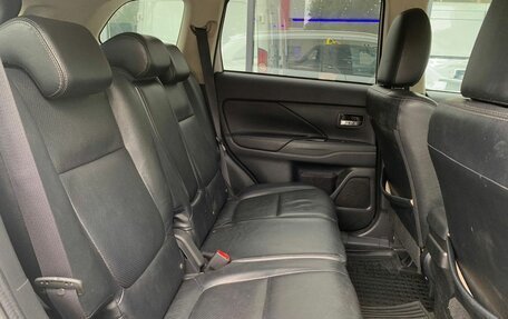 Mitsubishi Outlander III рестайлинг 3, 2015 год, 1 176 111 рублей, 11 фотография