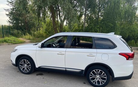Mitsubishi Outlander III рестайлинг 3, 2018 год, 1 700 000 рублей, 8 фотография