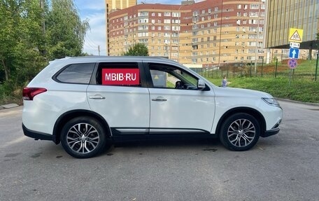 Mitsubishi Outlander III рестайлинг 3, 2018 год, 1 700 000 рублей, 3 фотография