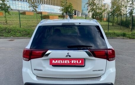 Mitsubishi Outlander III рестайлинг 3, 2018 год, 1 700 000 рублей, 4 фотография