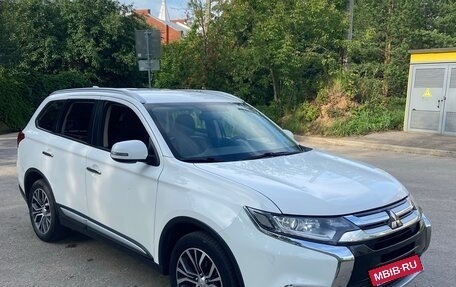 Mitsubishi Outlander III рестайлинг 3, 2018 год, 1 700 000 рублей, 2 фотография